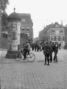 859201 Gezicht op de Neude te Utrecht, met op de achtergrond de Potterstraat, vóór de verbreding. Op de voorgrond een ...